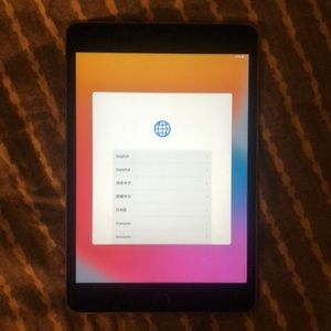 Silver iPad Mini 4 tablet in excellent condition with case and pencil